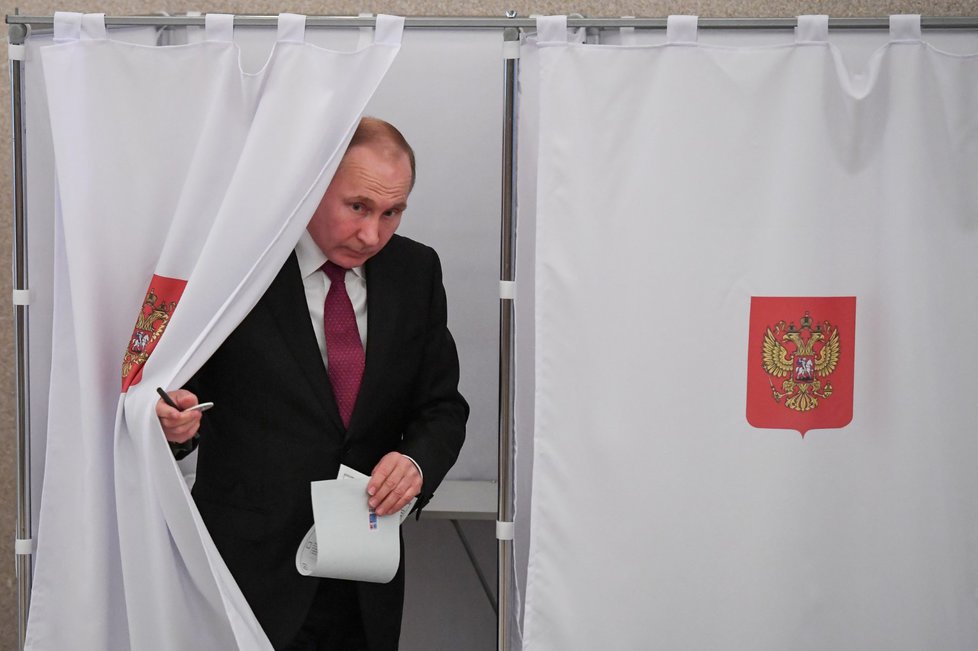 Ruský prezident Vladimir Putin odevzdává svůj hlas Ruský prezident Vladimir Putin odevzdává svůj hlas
