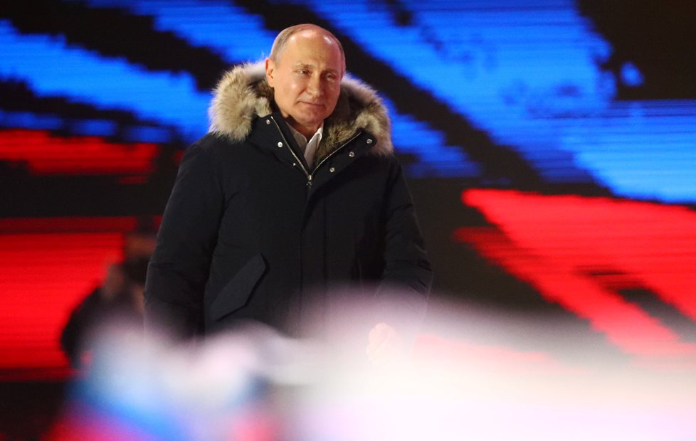 Vladimir Putin poděkoval svým příznivcům jen několik hodin po uzavření volebních místností. Prezidentské volby drtivě vyhrál. Vladimir Putin poděkoval svým příznivcům jen několik hodin po uzavření volebních místností. Prezidentské volby drtivě vyhrál.