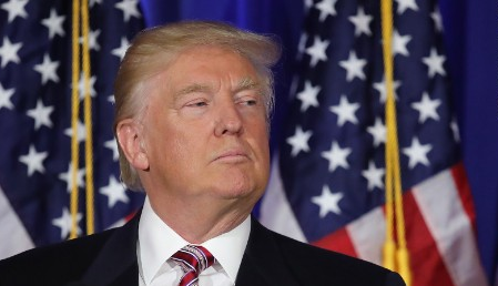 Trump přikázal odstranit islámské symboly a praktiky v Bílém domě
