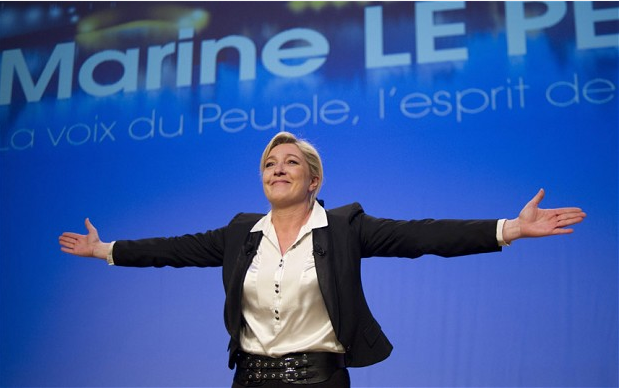 Útok na Marine Le Penovou: V Paříži hořelo