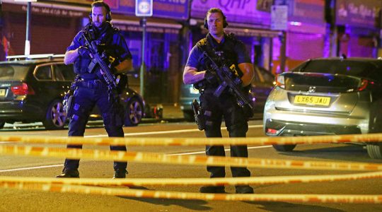 Ozbrojení policisté evakuují cestující z londýnského metra poté, co byla hlášena zpráva o „výbuchu“